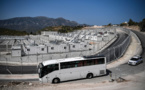 Sur l'île grecque de Samos, les migrants s'installent dans un nouveau camp "effrayant" par sa taille