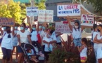 Des marcheurs contre l'obligation vaccinale à Hiva Oa