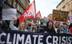"Assez de bla bla": les jeunes dans les rues de Glasgow pour le climat