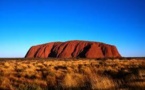 Dans le désert australien, on contemple Uluru, mais on évite d'y grimper