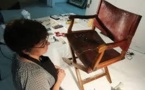 Un fauteuil de Napoléon cassé sous le postérieur d'un employé de musée indélicat