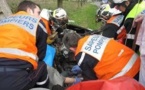 Nu sur la route, il arrête un automobiliste et le mord jusqu'au sang