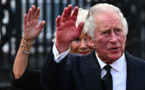 Charles III ovationné à son arrivée à Buckingham Palace, deuil national en mémoire de la reine
