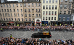 Emotion et foule compacte en Ecosse pour le dernier voyage d'Elizabeth II
