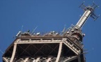 Loin des touristes, une tour Eiffel toujours stratégique pour la TV et la radio
