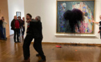 Des militants écologistes aspergent de liquide noir un chef d'oeuvre de Klimt