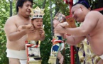 Des bébés en larmes dans les bras de sumo pour attirer les bontés divines