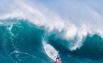 Tikanui Smith dans la cour des géants à l'Eddie Aikau