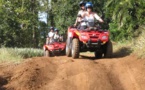 Deux touristes se retournent en quad à Moorea