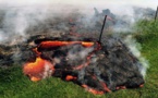 A Hawaï, la lave du volcan Kilauea atteint des habitations et menace une ville (vidéo)
