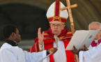Le pape, tout juste sorti de l'hôpital, remercie les fidèles pendant la messe des Rameaux