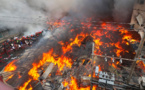 Bangladesh: un gigantesque incendie dévaste un marché aux vêtements de Dacca