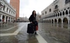 Le maire de Venise dément l'interdiction des valises à roulettes