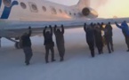 Russie: des passagers poussent leur avion gelé pour l'aider à décoller