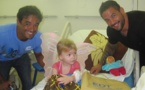 Les champions d'EDT Va'a et Dany Gérard rendent visite aux enfants malades du Taaone