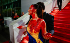 Cannes: une femme vêtue aux couleurs de l'Ukraine se recouvre de faux sang sur le tapis rouge