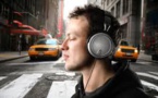 La musique à fond dans le casque: les jeunes intoxiqués au bruit