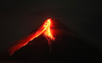 Philippines: un volcan crache cendres et gaz toxiques, des milliers d'évacués