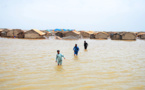 Rafales de vent et vagues : le cyclone Biparjoy touche terre en Inde