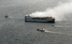 Le cargo en feu au large des Pays-Bas remorqué vers une position temporaire