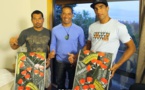 Le Ultimate Waterman 2015 Daniel Kereopa offre une oeuvre maori symbolique aux deux Tahitiens. (&amp; Diaporama final)