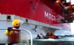 Des militants de Greenpeace sur une plateforme pétrolière du Pacifique