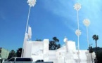 Blanc jusqu'aux palmiers, un motel transformé en sculpture géante à Los Angeles