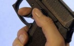 Une Russe prend un selfie avec un pistolet et appuie sur la détente