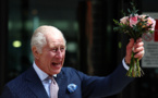 Le roi Charles III souriant reprend ses activités publiques en dépit de son cancer