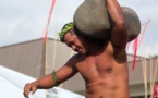 Sports Traditionnels – le ‘Géant’ de Tubuai bat le record du lever de pierre.