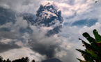 Indonésie: nouvelle éruption du volcan Ibu, des cendres à 6 km de haut