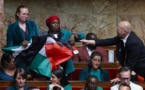 Assemblée: un drapeau palestinien brandi une nouvelle fois dans l'hémicycle