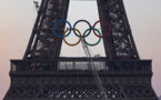 Les anneaux olympiques accrochés à la tour Eiffel