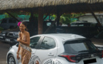 Miss Tahiti reçoit sa nouvelle voiture