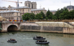 JO-2024: le long d'une Seine sécurisée, la longue attente des spectateurs avant la cérémonie d'ouverture