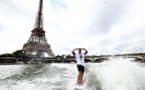 Kauli Vaast a surfé sur la Seine avec sa médaille d'or