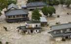 Une ville japonaise brusquement envahie par une rivière en furie