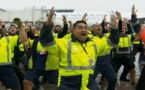 Haka sur le tarmac: les All Blacks accueillis en héros pour leur retour à la maison