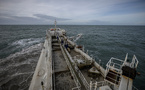 Au large du littoral, l'extraction en eaux troubles du sable marin