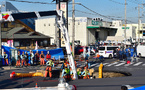 Japon: gouffre spectaculaire dans une chaussée, les canalisations en débat