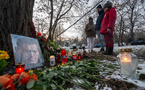 Russie: malgré le risque, plus d'un millier de personnes sur la tombe de Navalny