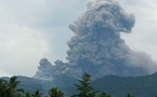 Indonésie: un volcan en éruption projette une importante colone de cendres