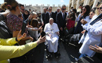 Le pape, convalescent, fait une apparition surprise place Saint-Pierre