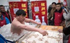 Quasi-nu dans la glace, le "givré" chinois tient plus d'une heure, sourire aux lèvres