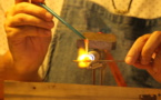 Une femme, deux passions : le filage de verre et le raku