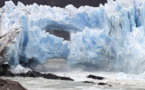 Spectaculaire rupture d'une arche de glace en Patagonie