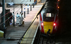 Angleterre : le suspect de l'attaque au couteau dans un train inculpé de tentatives de meurtre