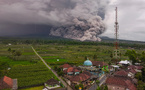 Indonésie : des centaines d'évacuations après l'éruption du volcan Semeru