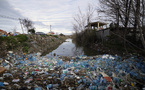 Après les inondations, l'Albanie croule sous le plastique