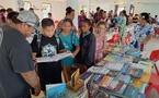 Un salon du livre vivant à Taravao